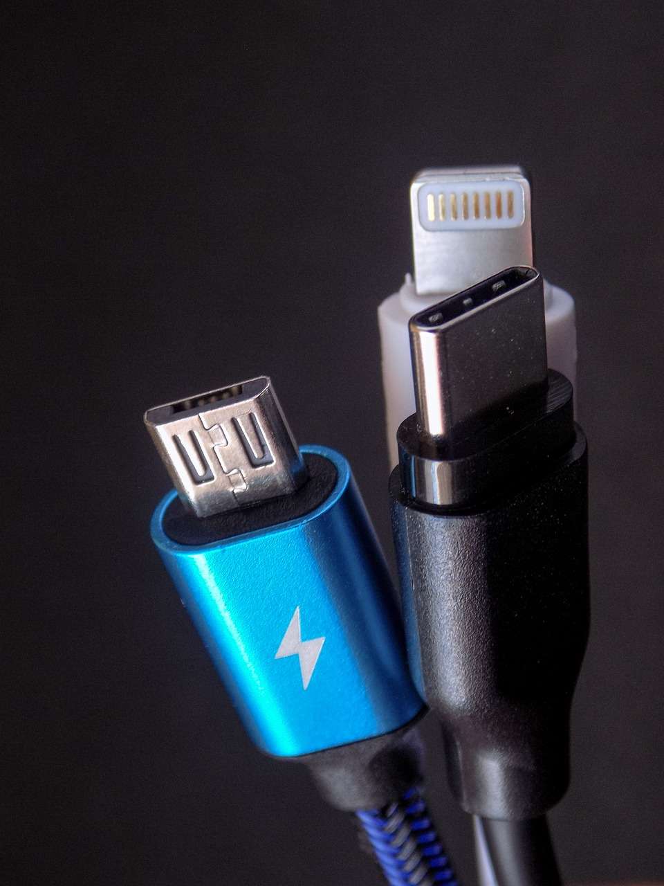 Exemple de connecteurs Lightning en blanc, USB Micro-B en bleu et USB-C en noir. © Tomek de Pixabay