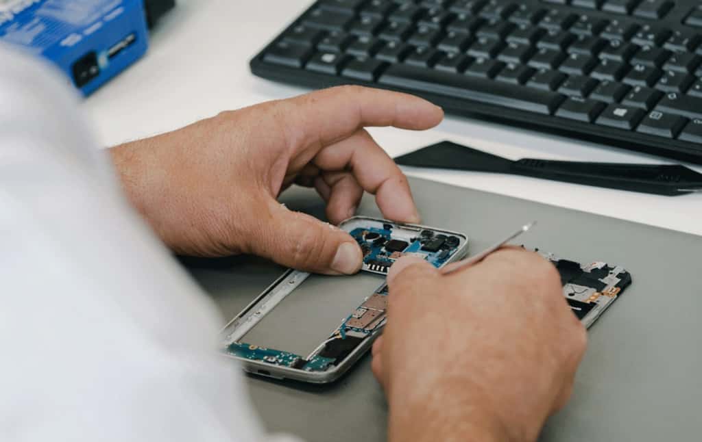 Lors du reconditionnement, un technicien vérifie le bon fonctionnement des composants du smartphone © Cadaoz