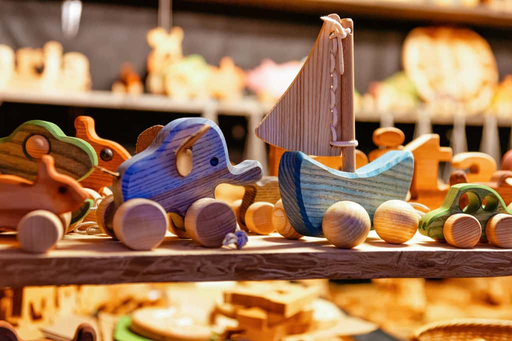 Oui, c'est possible d'acheter des jouets fabriqués en France, pour les petits comme pour les plus grands ! © Roman Babakin, Adobe Stock