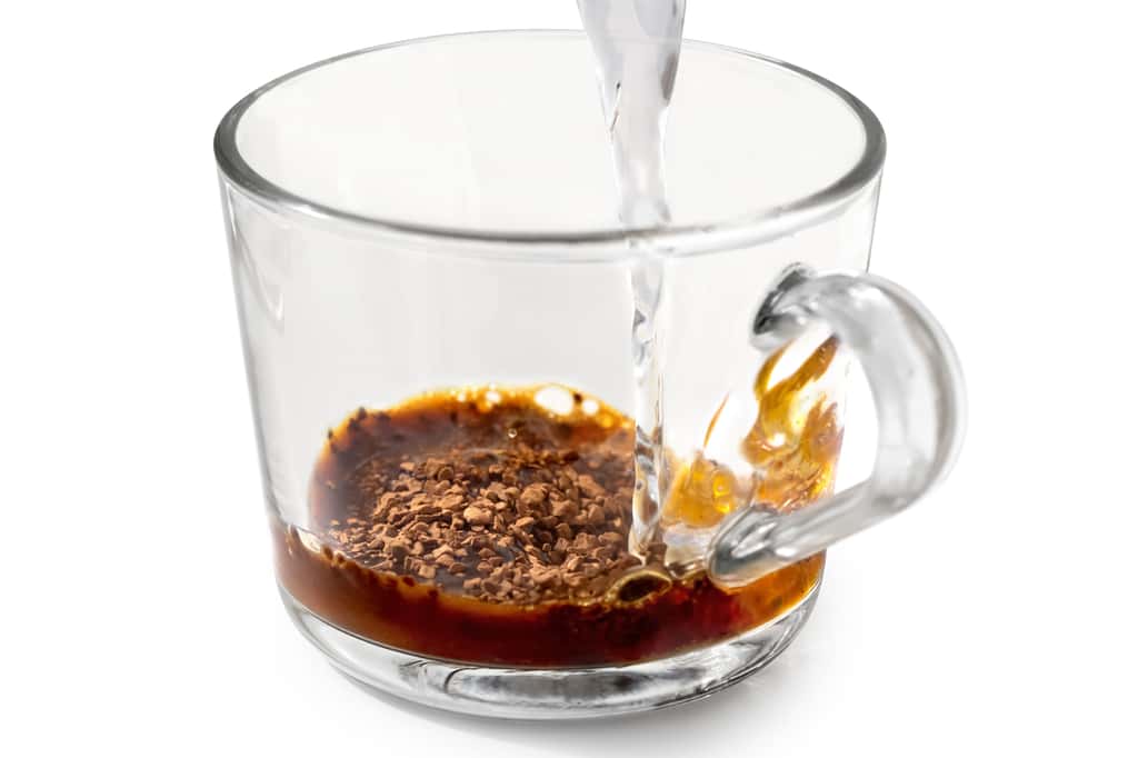Une cuillerée de café instantané, un peu d'eau frémissante... le café est prêt ! © Moving Moment, Adobe Stock