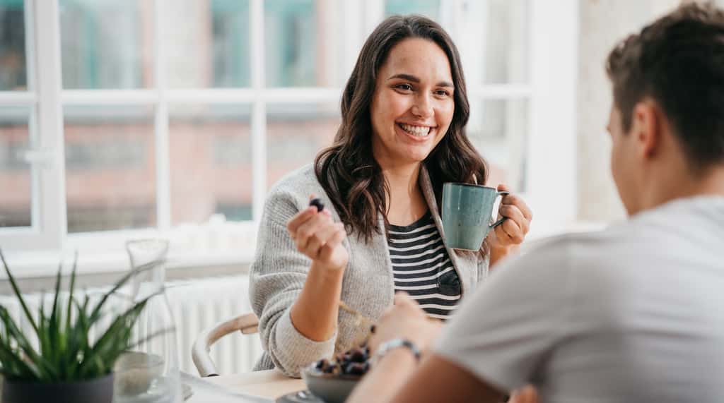 Prendre une tasse de café chaque matin vous aide à commencer la journée du bon pied ? Sachez qu’inconsciemment, vous activez aussi un mécanisme cellulaire qui pourrait ralentir le vieillissement. © Stefan, Adobe Stock