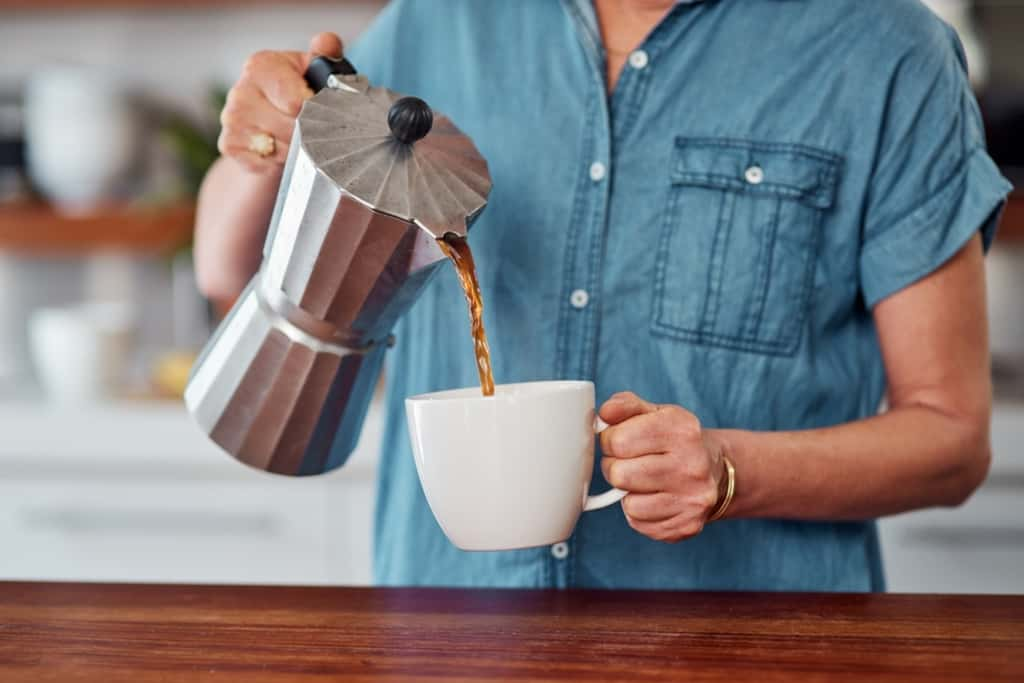 Les effets de la caféine sur le sommeil sont très variables selon certains facteurs dont l'âge, le patrimoine génétique et le tabagisme. © PeopleImages.com, Yuri A, Shutterstock.com 