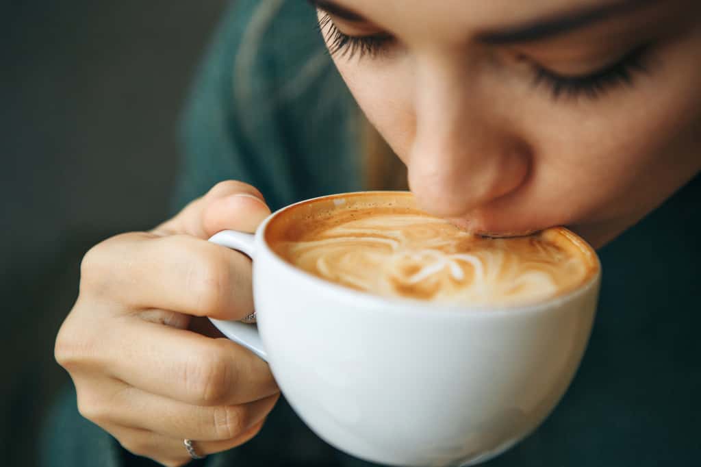  Le café se déguste et se décline de bien des façons à travers le monde. Sa consommation permettrait également de réduire le risque de maladies cardiovasculaires. © franz12, Adobe Stock