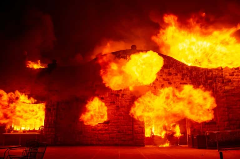 Le bâtiment principal de la <em>Soda Rock Winery</em>, propriété viticole de Healdsburg, ravagé par le « Kincade Fire », le 27 octobre 2019 en Californie. © Josh Edelson, AFP