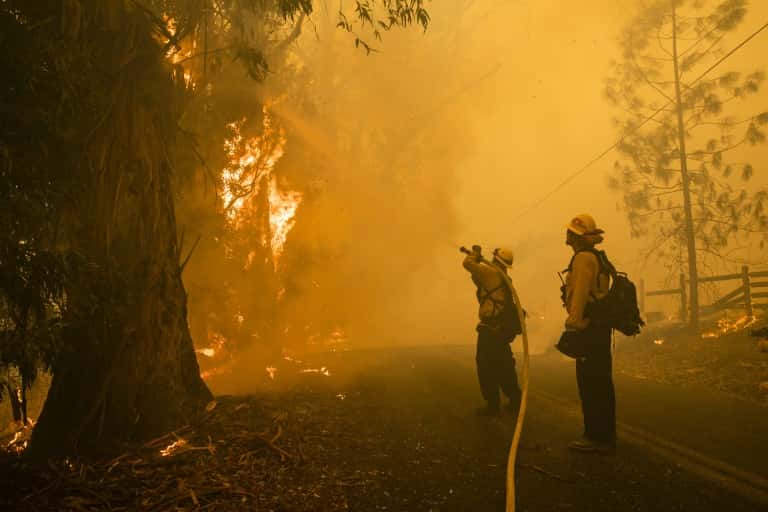 Des pompiers combattent le « Kincade Fire » à Healdsburg en Californie, le 27 octobre 2019. © Philip Pacheco, AFP
