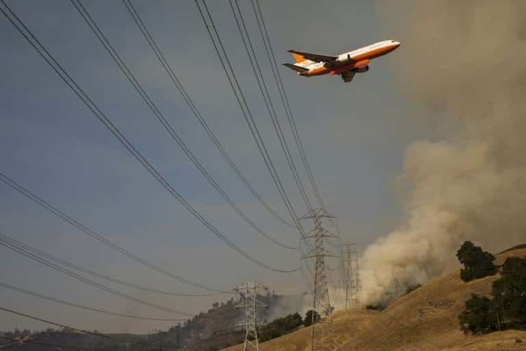 Un avion bombardier d'eau survole le Kincade Fire, le 26 octobre 2019 en Californie. © Philip Pacheco, AFP