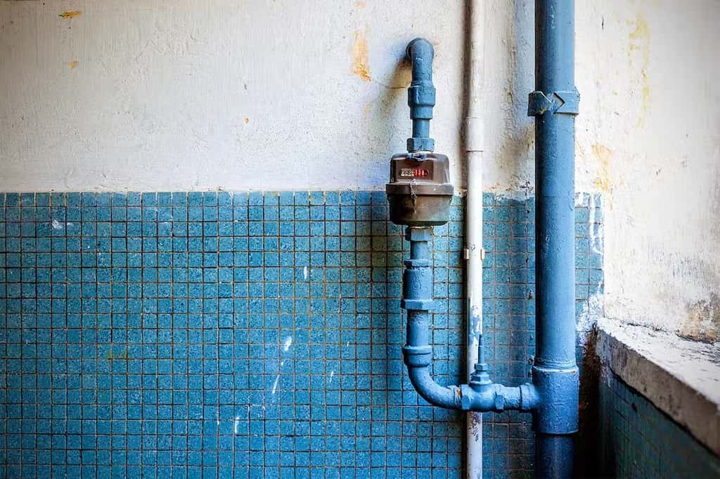Les canalisations en plomb des maisons ou immeubles anciens sont une des sources de contamination possibles, à travers l’eau du robinet. © Shutterstock