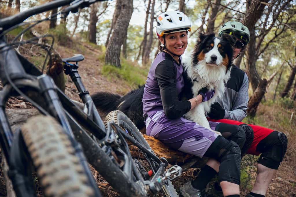  Le Cani VTT est une activité passionnante qui allie l'amour du vélo à celui des chiens. © Aitor, Adobe Stock