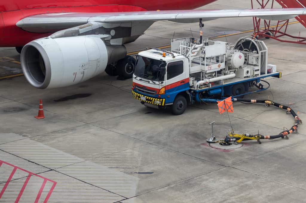  Le Jet A1 correspond au kérosène le plus employé dans l'aviation, notamment car il ne gèle qu’en dessous de -47 °C. © kanpisut, Adobe Stock