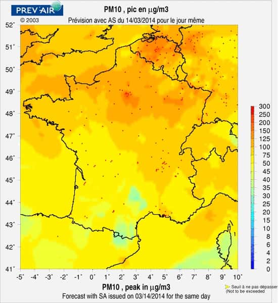  Cette carte proposée par Prev’air fait état des niveaux maximaux de pollution en PM10 à l’échelle de la France ce vendredi 14 mars. Le jaune correspond au seuil à ne pas dépasser, et les tons plus chauds indiquent un état d’alerte. Une bonne moitié de la France le surpasse au plus fort de la journée. © Prev’air, www.prevair.org