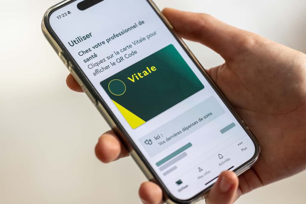 La carte vitale accessible depuis un smartphone. © Pixavril, Adobe Stock