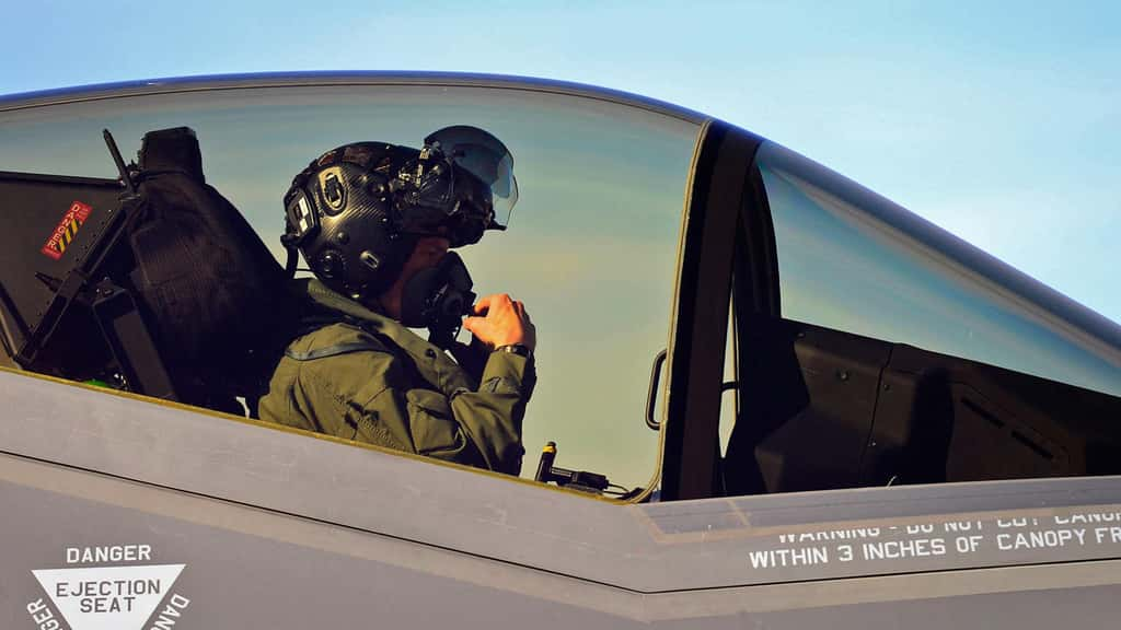 Un pilote avec son casque Gen 3 HMDS à bord d'un F-35. © Collins Aerospace