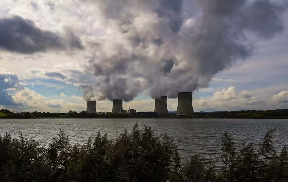 La centrale nucléaire de Cattenom en Moselle émet de la vapeur d'eau. © Patrick Hertzog, AFP 