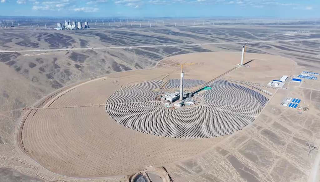 Vue aérienne de la première centrale solaire thermodynamique à deux tours au monde, dans la province de Gansu, au nord de la Chine. © China Three Gorges Corporation