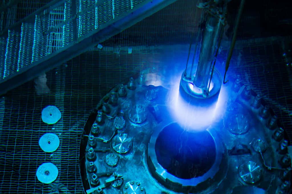Au cœur du réacteur nucléaire de recherche de l’<em>Oak Ridge National Laboratory</em>, les électrons se déplacent dans l’eau plus vite que la lumière et émettent une lumière bleue. © Genevieve Martin, ORNL, Flickr, CC by-nc-nd 2.0