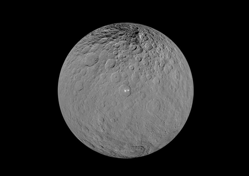 La planète naine Cérès vue par la sonde Dawn de la NASA. Au centre, le cratère Occator, qui abrite la zone la plus lumineuse de Cérès. © NASA/JPL-Caltech/UCLA/MPS/DLR/IDA