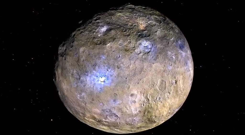 Cérès (940 km de diamètre) en fausses couleurs. Les nuances de bleu indiquent les matériaux les plus réfléchissants que l'on pense composés de glaces salées, mis au jour par les impacts formant des cratères. Parmi les plus brillants, le cratère Occator. © Nasa, JPL-Caltech, Ucla, MPS, DLR, IDA