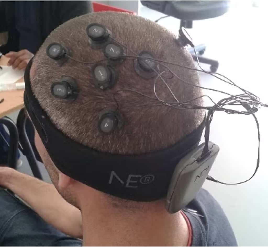 Aperçu d’un montage tDCS à plusieurs électrodes positionnées sur le cuir chevelu avec au centre l’électrode active (anode). © Stéphane Perrey, <em>The Conversation</em>