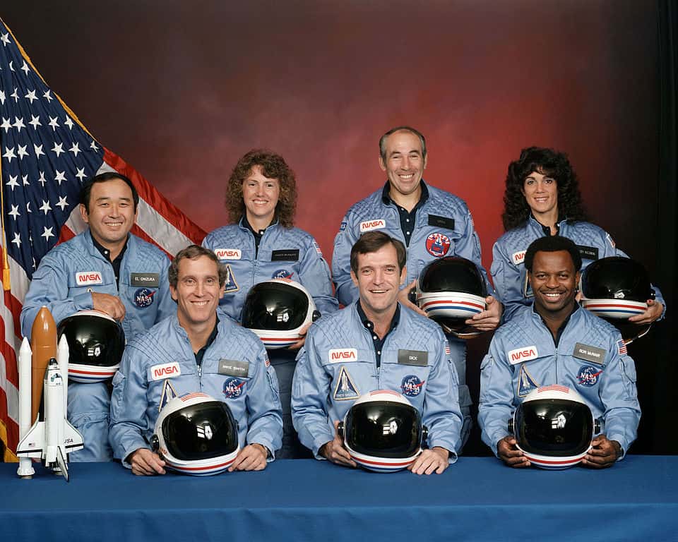 L'équipage de la mission STS-51 L <em>Challenger, </em>le 15 novembre 1985. Derrière, de gauche à droite : Ellison S. Onizuka, Sharon Christa McAuliffe, Greg Jarvis, et Judy Resnik. Devant, de gauche à droite : Michael J. Smith, Dick Scobee, et Ron McNair. © Nasa