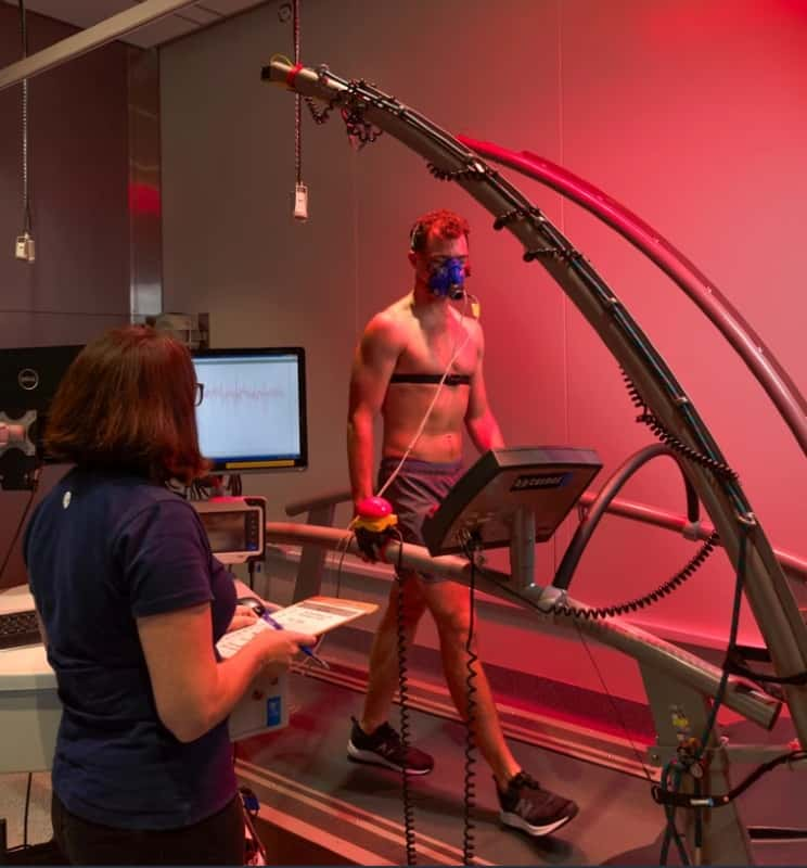 Un individu fait du sport pendant que la température augmente dans la chambre du climat. © University of Sydney/Stefanie Zingsheim