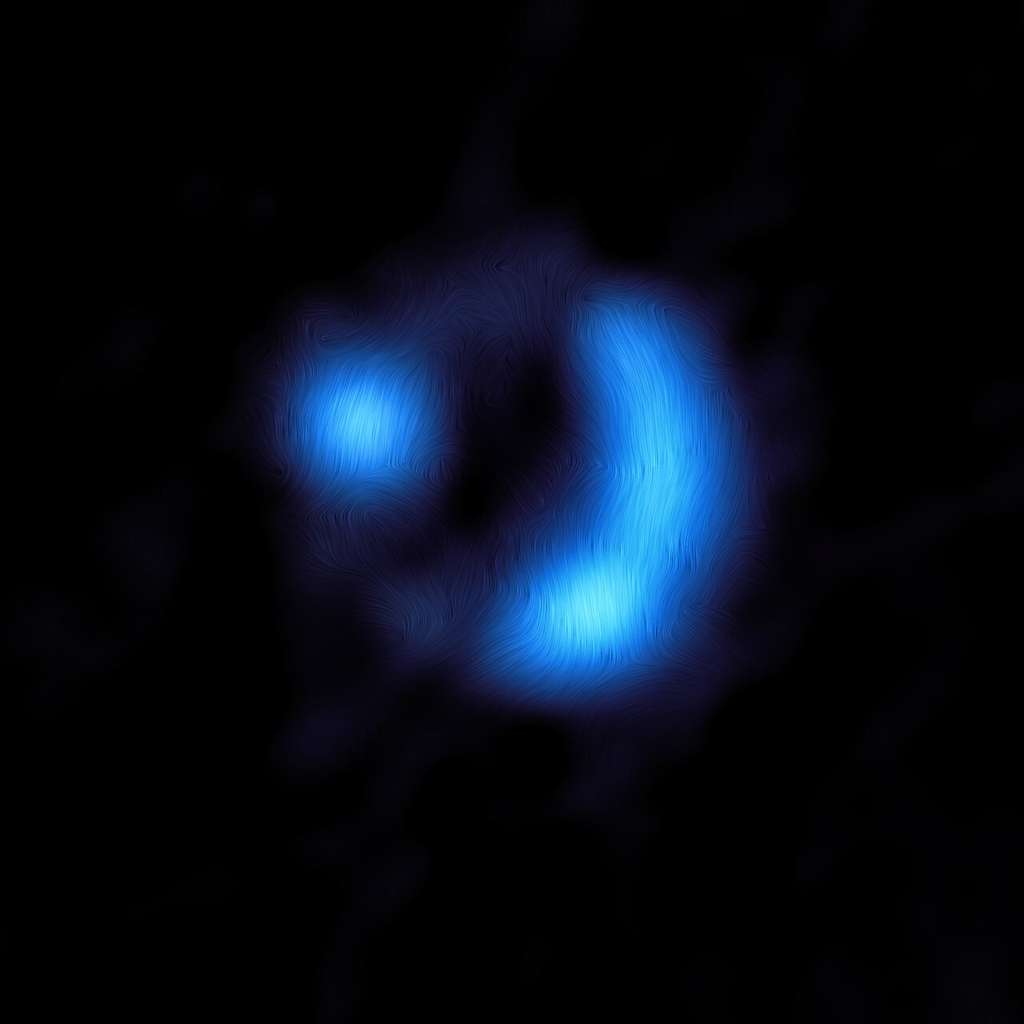 Cette image montre l'orientation du champ magnétique dans la galaxie lointaine 9io9. Il s'agit de la détection la plus lointaine jamais réalisée du champ magnétique d'une galaxie. Les grains de poussière de 9io9 sont en quelque sorte alignés sur le champ magnétique de la galaxie et émettent donc une lumière polarisée, c'est-à-dire que les ondes lumineuses oscillent dans une direction privilégiée plutôt que de manière aléatoire. Alma a détecté ce signal de polarisation à partir duquel les astronomes ont pu déterminer l'orientation du champ magnétique, représentée ici par des lignes courbes superposées à l'image d'Alma. Le signal de lumière polarisée émis par les poussières alignées magnétiquement dans 9io9 était extrêmement faible, ne représentant qu'un pour cent de la luminosité totale de la galaxie, de sorte que les astronomes ont eu recours à un astucieux tour de passe-passe de la nature pour obtenir ce résultat. L'équipe a été aidée par le fait que 9io9, bien que très éloignée de nous, a été agrandie par un processus connu sous le nom de lentille gravitationnelle. Ce phénomène se produit lorsque la lumière provenant d'une galaxie lointaine, en l'occurrence 9io9, apparaît plus brillante et déformée parce qu'elle est courbée par la gravité d'un très gros objet situé au premier plan. © Alma (ESO/NAOJ/NRAO)/J. Geach et <em>al.</em><br type="_moz"> 