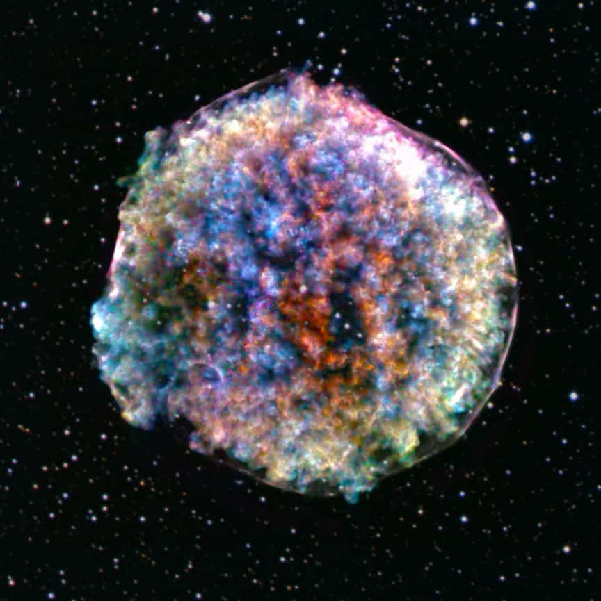 Ici, le rémanent de la supernova de Tycho photographié par l'observatoire à rayons X Chandra. © Chandra X-ray : Nasa/CXC/Riken & GSFC/T. Sato et <em>al.</em>; Optical : DSS 
