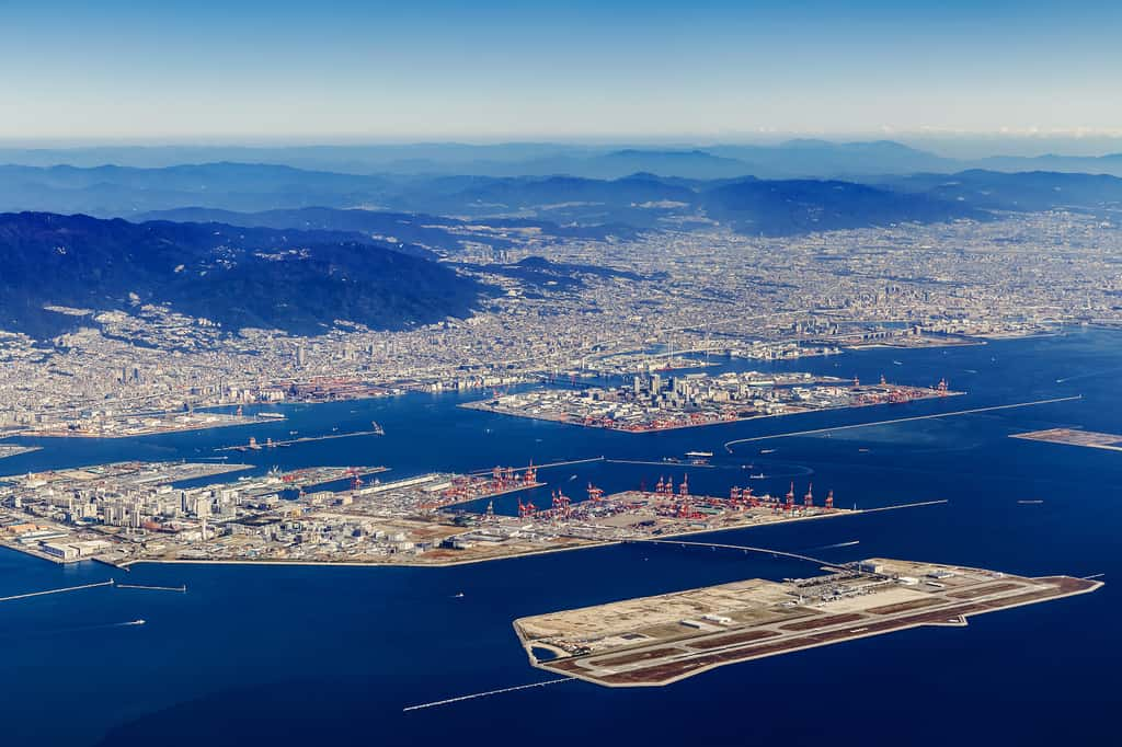 En prenant un peu de hauteur, l'aéroport du Kansai semble flotter... © coward_lion, Adobe Stock