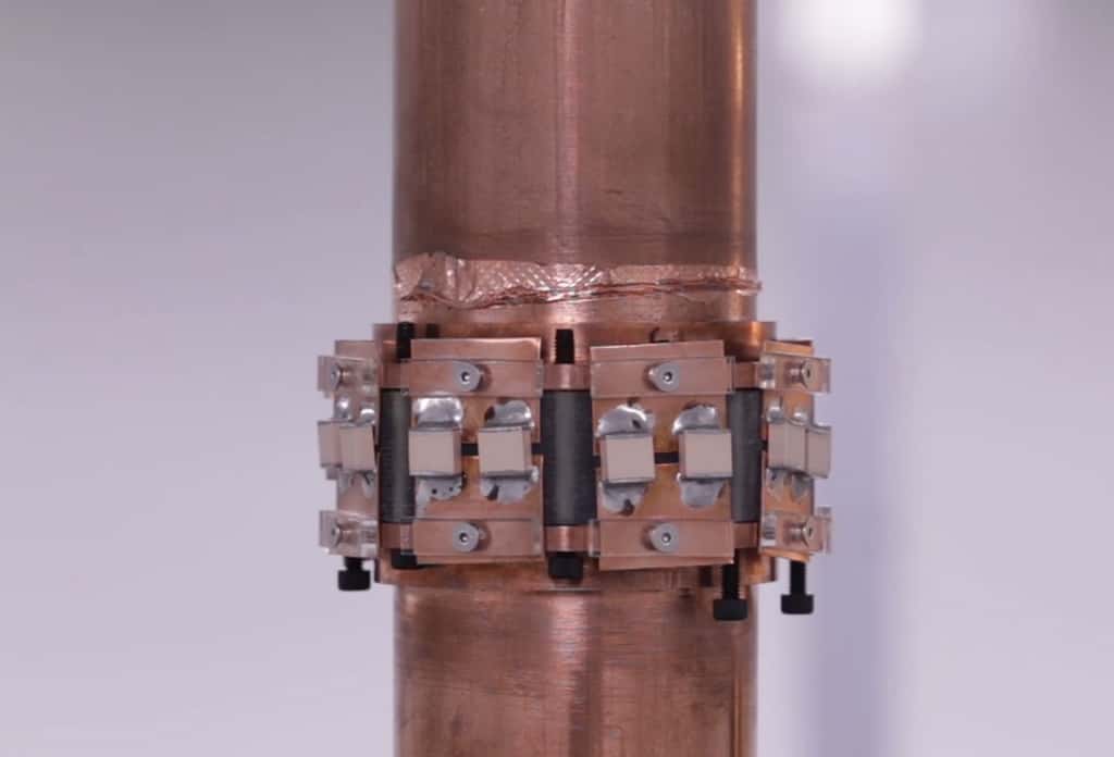 Ce sont les condensateurs insérés dans le pilier en cuivre qui vont réguler la fréquence électromagnétique et isoler les champs électriques potentiellement dangereux. © Disney Research