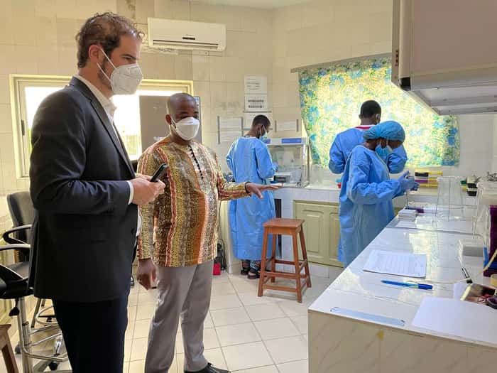 Jan Felix Drexter (à gauche) et Dr. Anges Yadouleton (au centre) dans un laboratoire de recherche au Benin. © Charité, Anna-Lena Sander