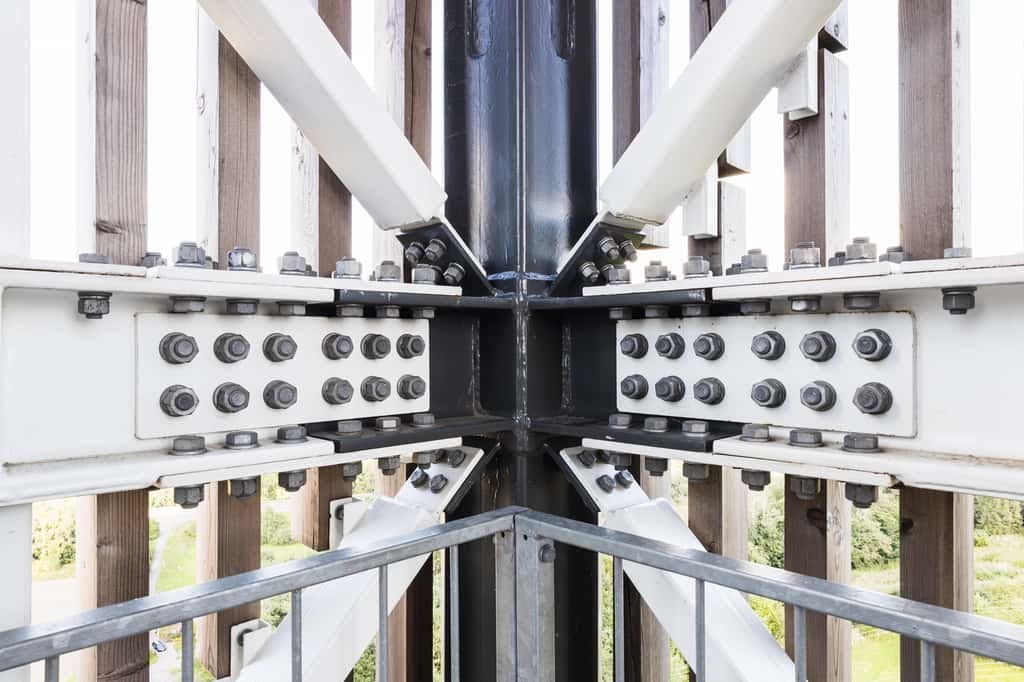 Sur un chanier, les charpentiers métallique procèdent à l'assemblage et au montage des structures métalliques. Ils les fixent grâce à des boulons, des rivets ou des vis, et vérifient que tout est conforme aux règles de sécurité et aux plans de construction. © ZT, Adobe Stock.