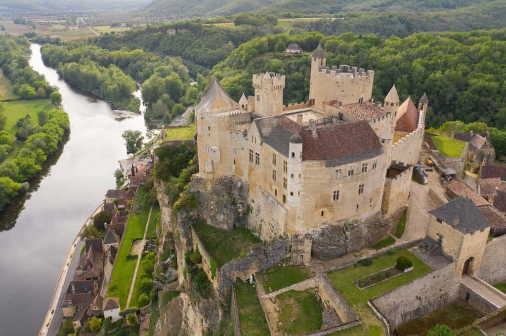 Du haut de son rocher, le château de Beynac surplombe la vallée de la Dordogne... © Romain LONGIERAS, Adobe Stock