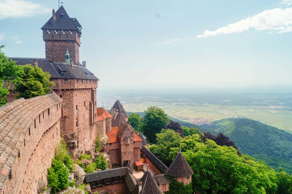 Le château du Haut-Kœnigsbourg peut offrir une vue à 360° par beau temps ! © jojojo07, Adobe Stock