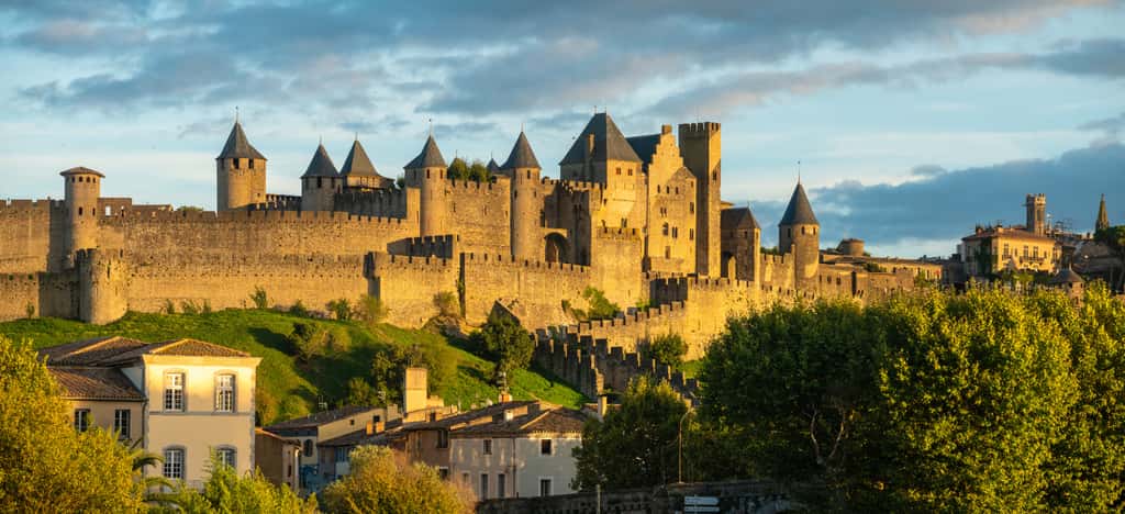 La cité de Carcassonne, l'incontournable de l'été... ou d'une autre saison ! © Mike Mareen, Adobe Stock