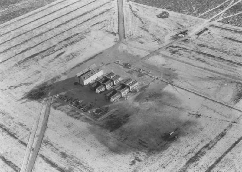 Vue aérienne des villages japonais et allemand reconstitués pour perfectionner les techniques de bombardements incendiaires sur les zones résidentielles allemandes et japonaises. Terrain d'essai de Dugway, Utah. © US Army. Domaine public
