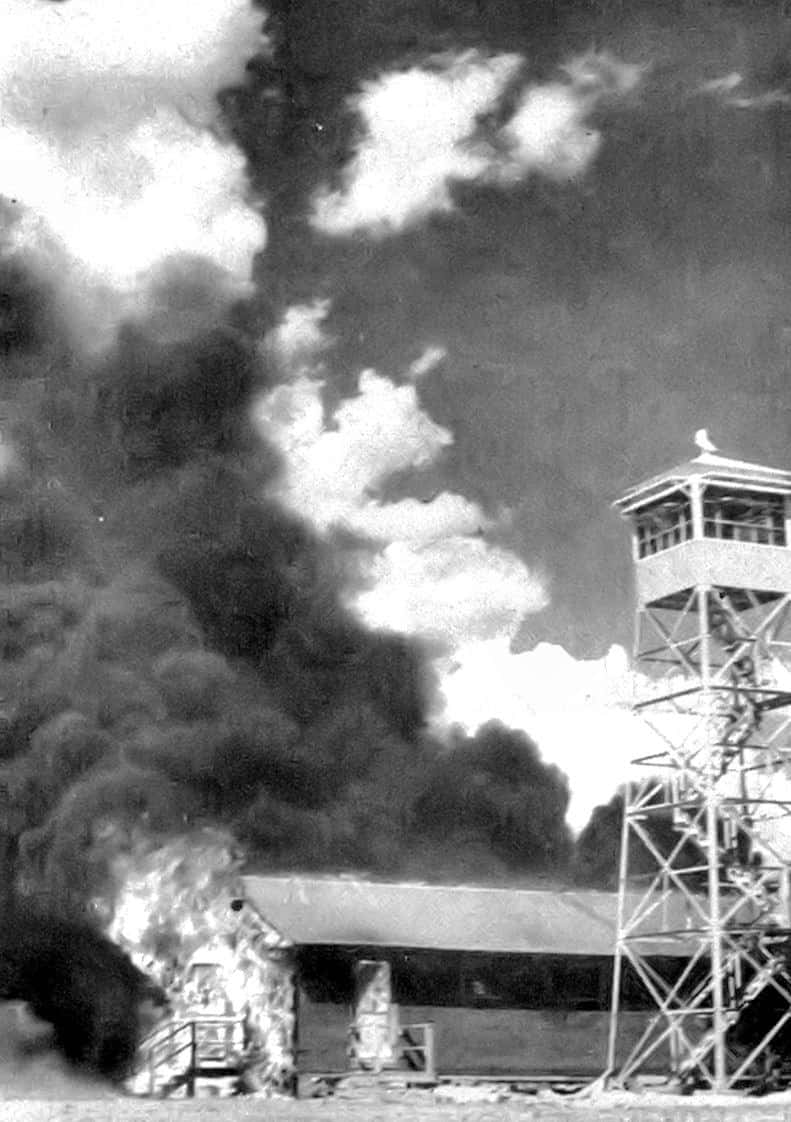 Les chauves-souris errantes de la « Bat Bomb » expérimentale mettent le feu à la base aérienne de l'armée à Carlsbad, au Nouveau-Mexique, en 1943. © US Army. Domaine public