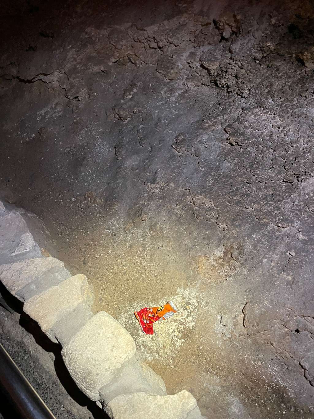 Le paquet de <em>Cheetos</em> tombé dans la grotte photographié par les rangers. © NPS