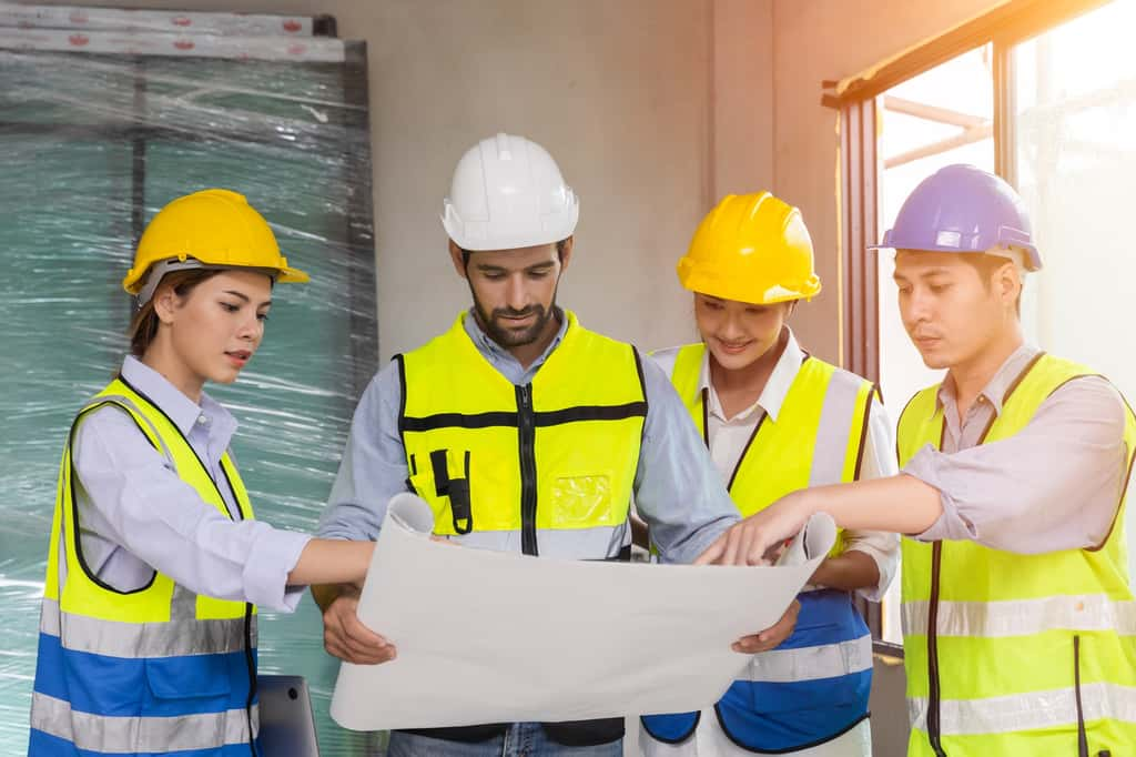 Le chef de chantier supervise et coordonne le travail des différents équipes intervenant sur le chantier. Il s'assure du respect des plans et trouve des solutions rapidement en cas de problème. © Quality Stock Arts, Adobe Stock.