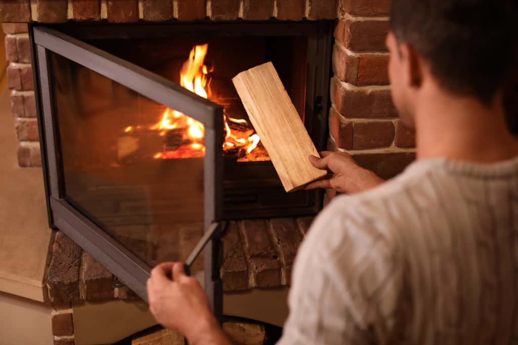 Poêle à bois et cheminée à foyer fermé offrent tous deux des avantages et contribuent à créer une ambiance chaleureuse. © New Africa, Adobe Stock