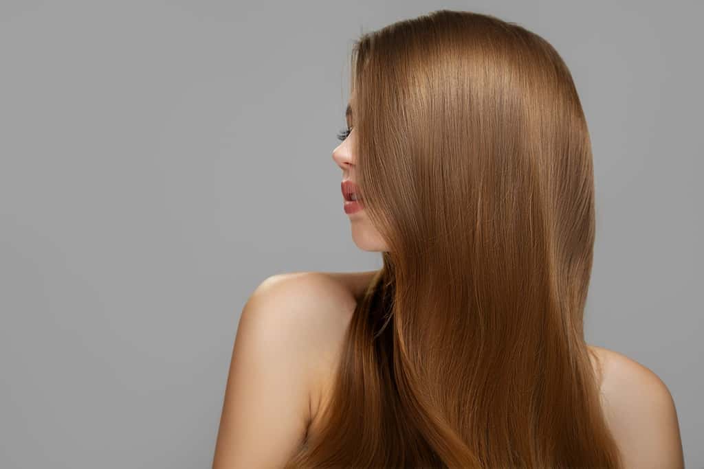 Le lissage à la brésilienne permet d'obtenir des cheveux parfaitement lisses. © Kourdakova Alena, Shutterstock.com