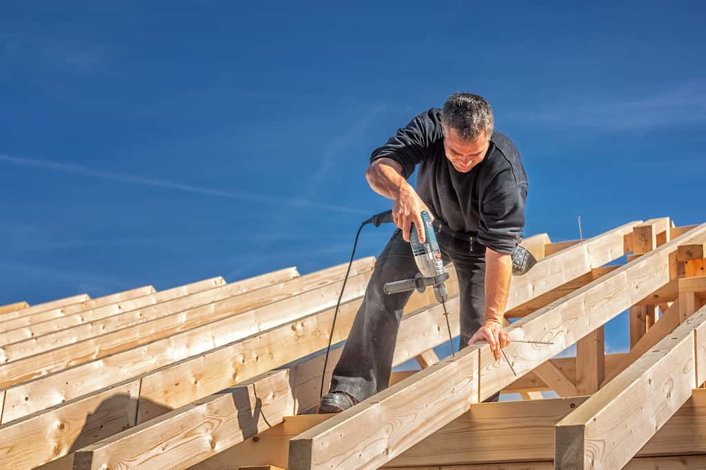 Les chevrons sont des éléments clés de la structure de support d'un toit. Leur pose nécessite des compétences en charpenterie. © Ingo Bartussek, Adobe Stock