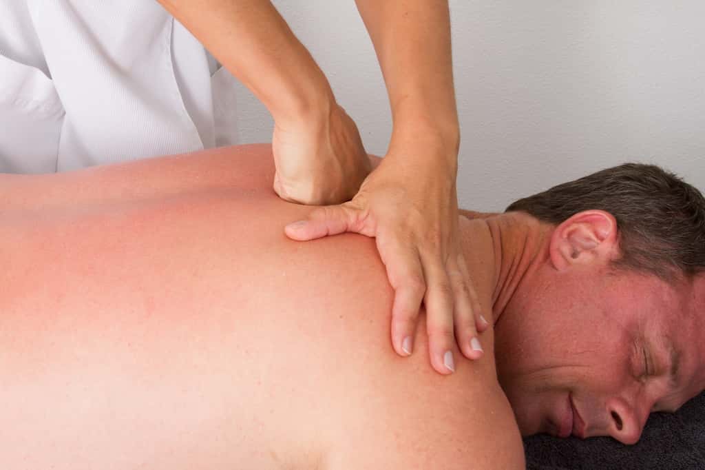 Le chiropracteur prévient, diagnostique et traite les douleurs du dos sans passer par la case médicaments ou chirurgie. © OceanProd, Adobe Stock.