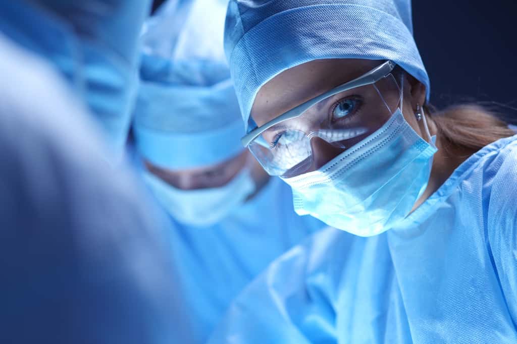De plus en plus, les nouvelles techniques médicales telles que la chirurgie non-invasive limitent la taille des incisions, et donc des sutures. © shefkate, Fotolia