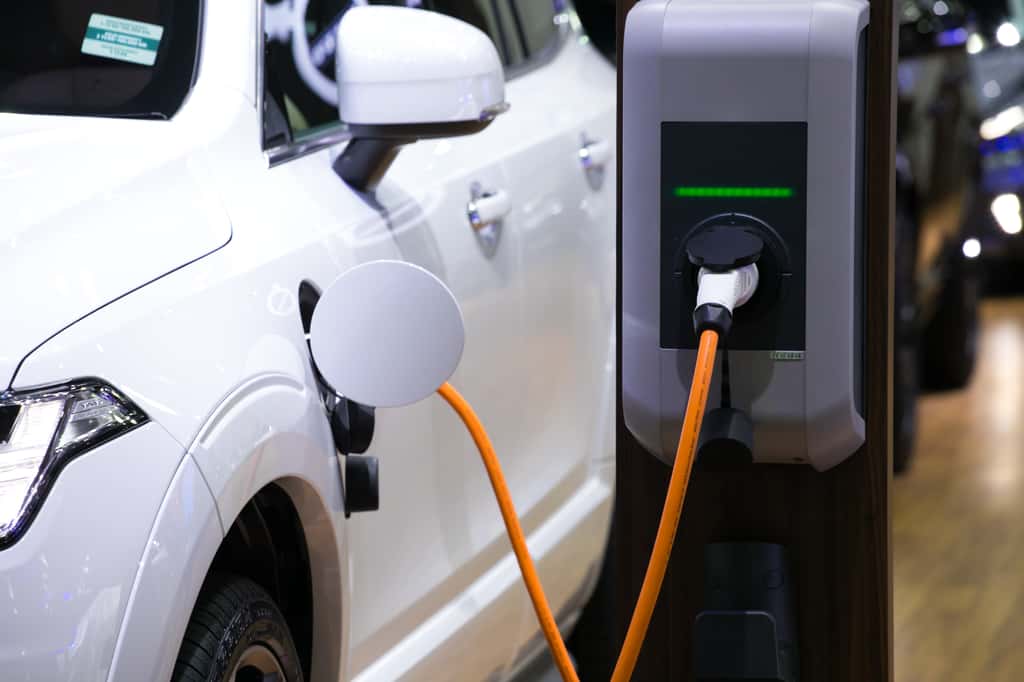 Mises à disposition gratuitement, les bornes de recharge pour véhicules électriques se multiplient sur les parcours routiers. © navee, Adobe Stock