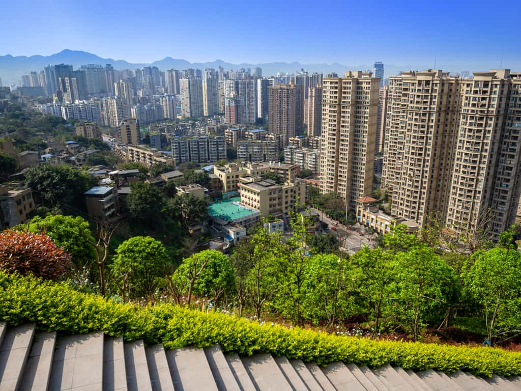Vue du haut d'un quartier résidentiel de Chongqing, où l'on prend conscience de la topologie de la métropole ! © Stepanov Aleksei, Adobe Stock