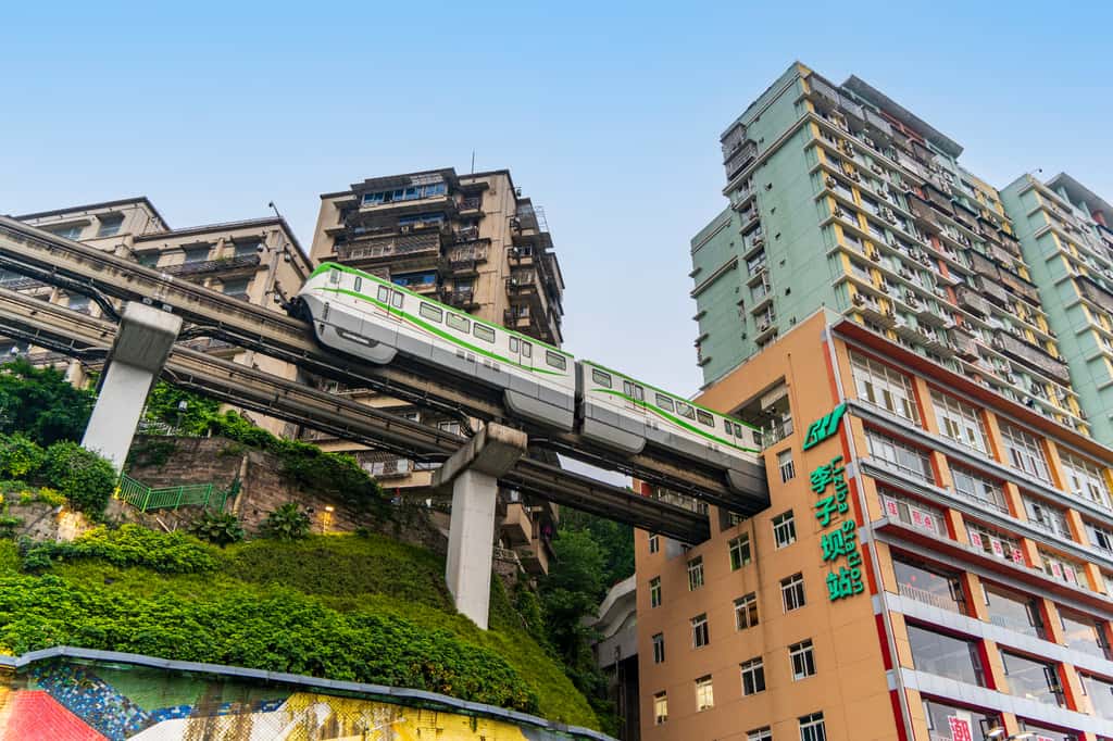 Le métro traversant un bâtiment dans la ville de Chongqing. © Trung Nguyen, Adobe Stock