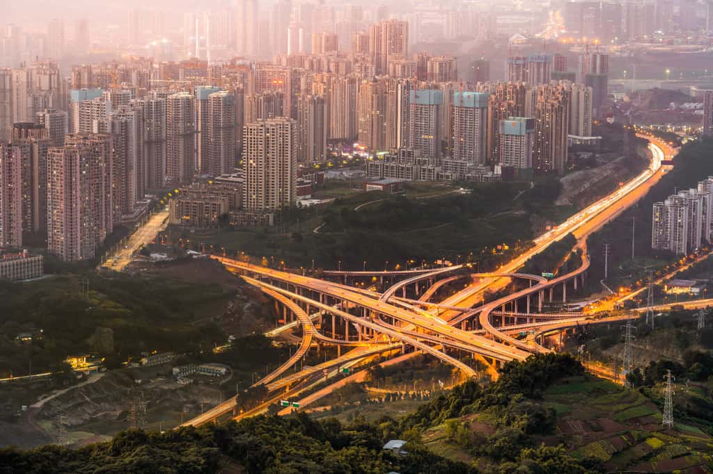 À Chongqing, les routes se croisent et se superposent. © 安琦 王, Adobe Stock