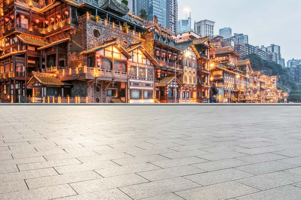 À Chongqing, les immeubles à l'architecture ancienne côtoient les buildings, plus modernes. © zhao dongfang, Adobe Stock