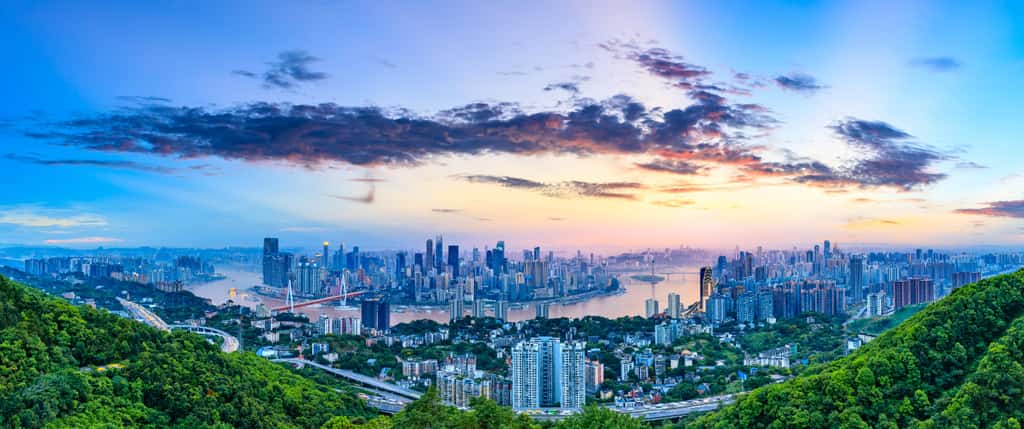 Un aperçu de l'immensité de Chongqing, sa forêt de buildings qui accueille 34 millions d'habitants... © zhao dongfang, Adobe Stock