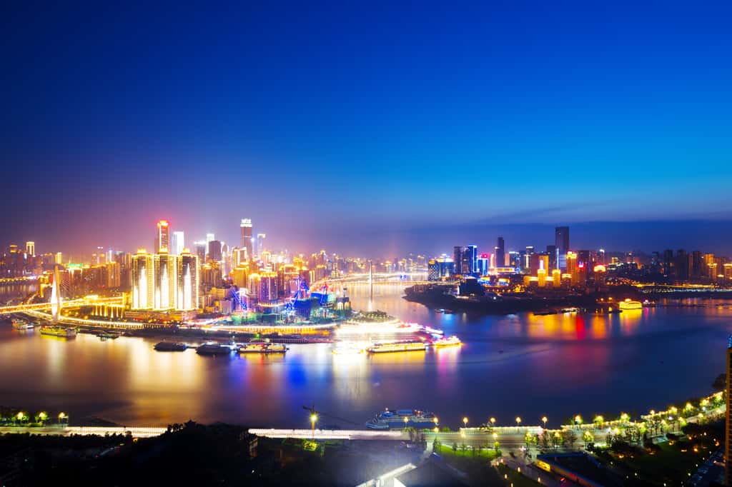 Chongqing <em>by night</em>, s'agite encore ! © zhu difeng, Adobe Stock