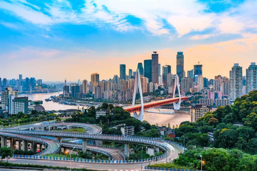Vue sur Chongqing, mégalopole atypique chinoise, au lever du soleil. © zhao dongfang, Adobe Stock
